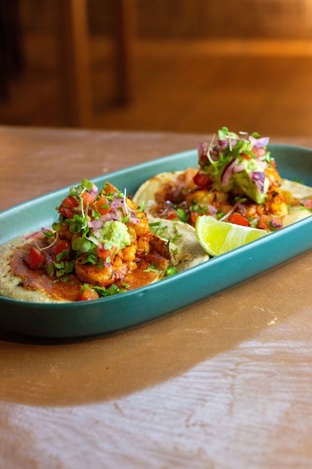 Tacos de camarón maya en plato turquesa