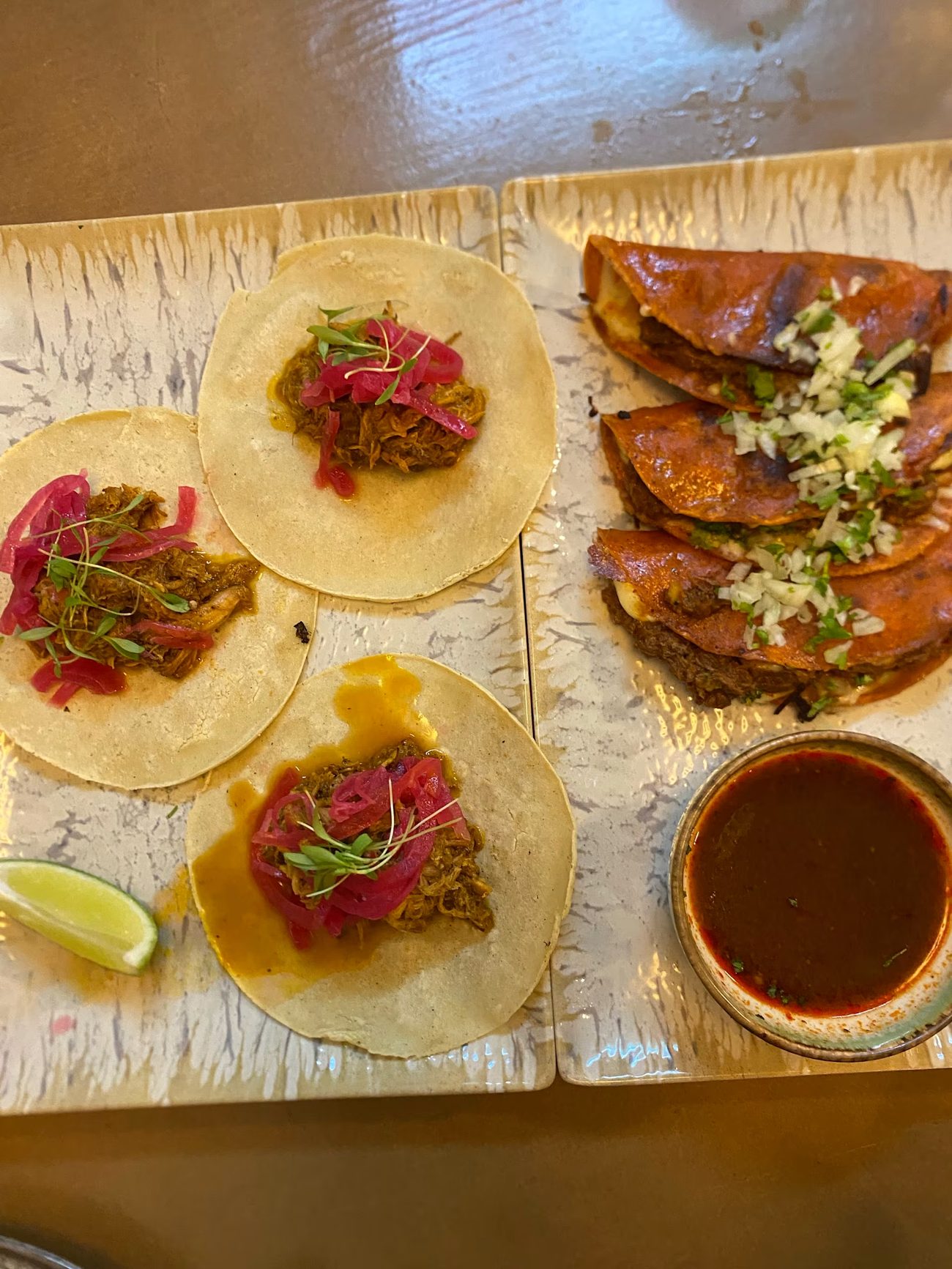 Tacos servidos con cuenco de consomé para mojar