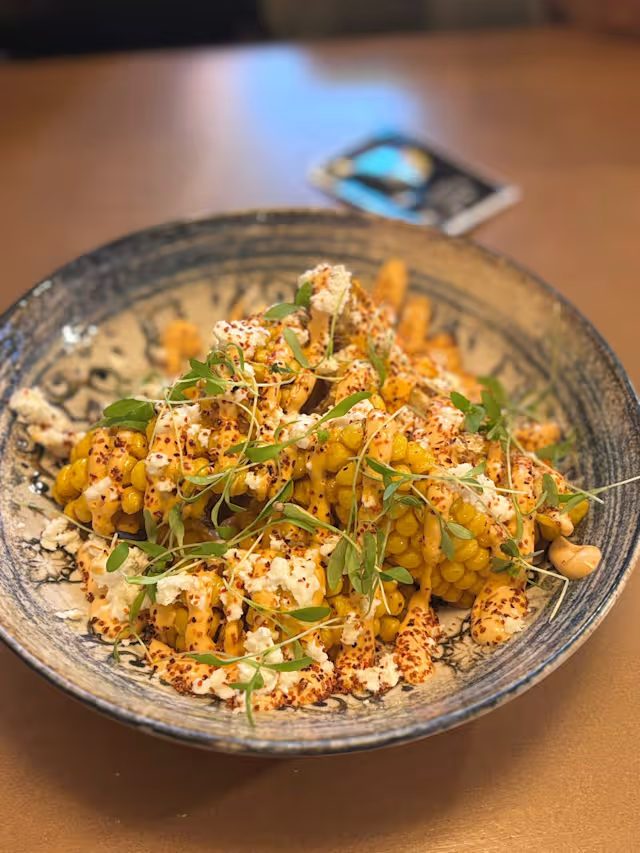 Elote güero con mayonesa de chipotle, queso feta y tajín