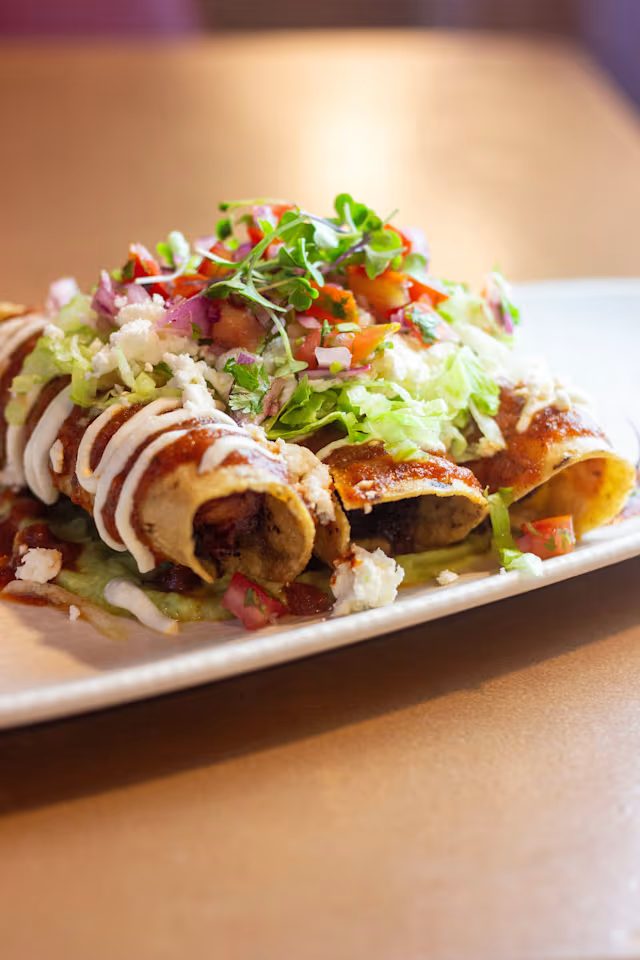 Quesabirrias con crema, lechuga y pico de gallo