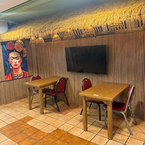 Interior del local con mural de Frida Kahlo