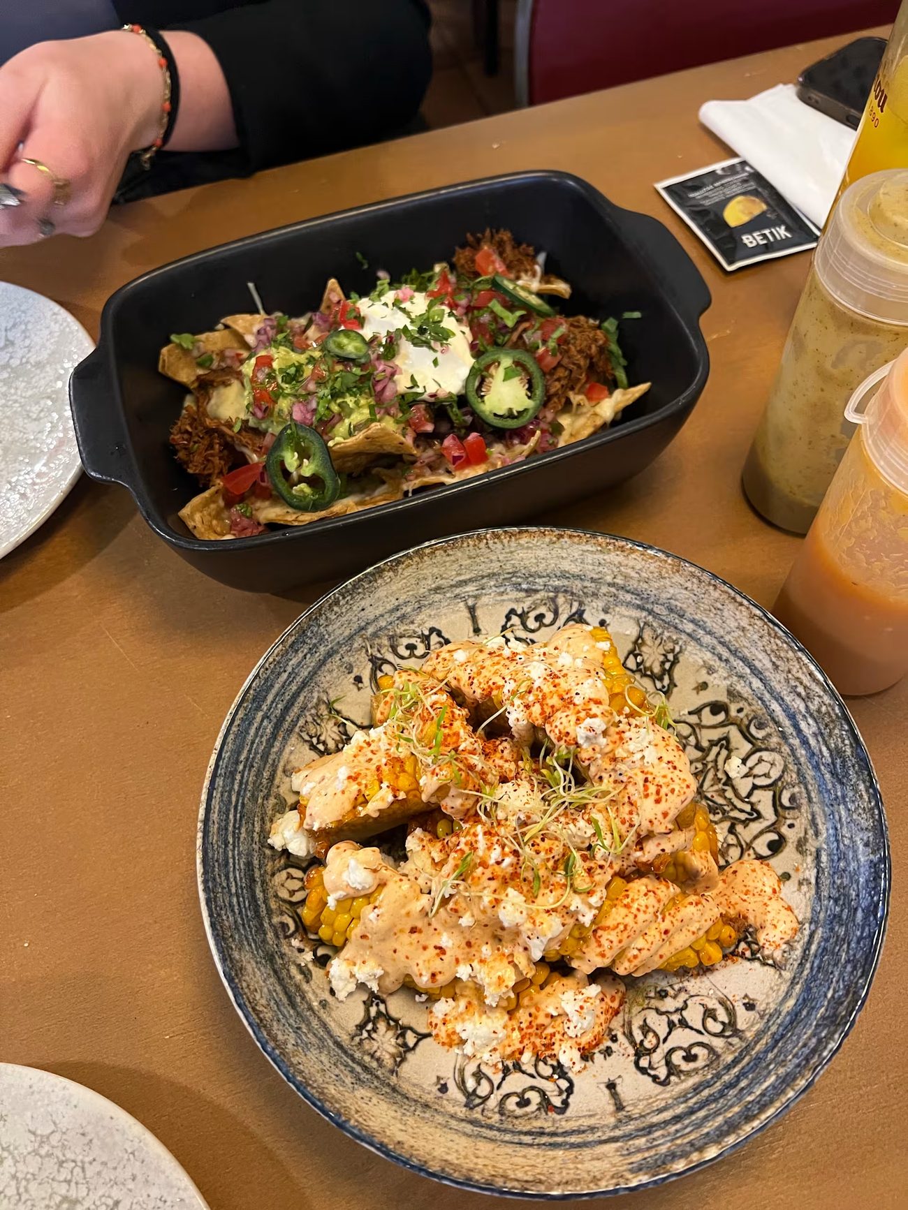 Mesa con nachos y elote güero para compartir