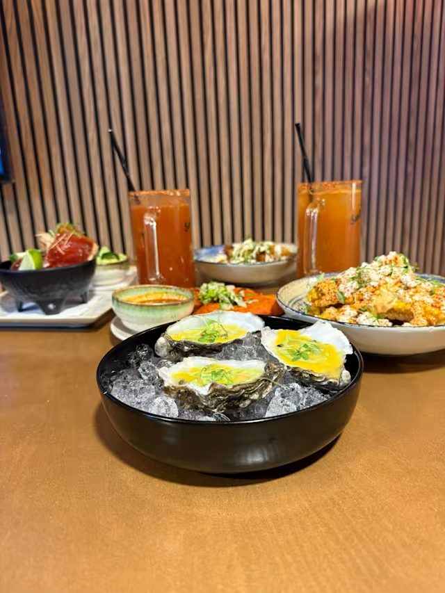 Mesa completa con aguas frescas y platos para compartir