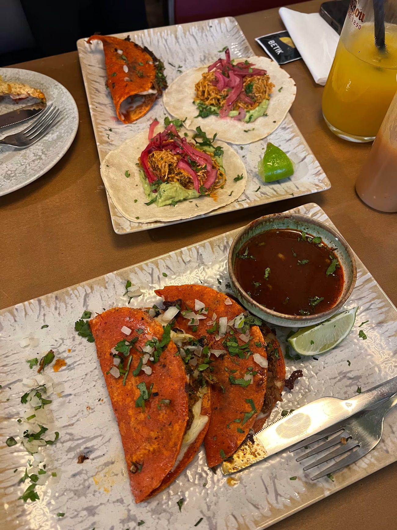 Quesabirrias recién hechas sobre tabla, con su consomé